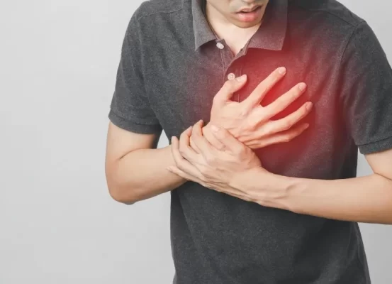 علت درد قفسه سینه چیست؟ چه زمانی خطرناک است و باید به پزشک مراجعه کرد؟